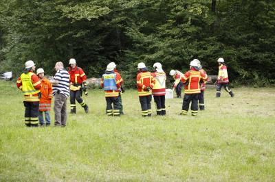 Fallschirmspringer bleibt im Baum haengen und wird von Freiwillige Feuerwehr gerettet